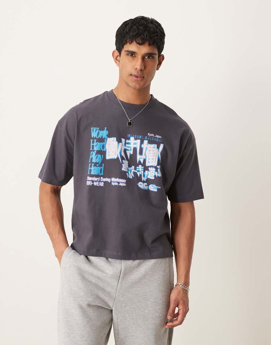 ASOS DESIGN - Kastiges Oversize-T-Shirt in Anthrazit mit Souvenir-Grafik vorne-Grau von ASOS DESIGN