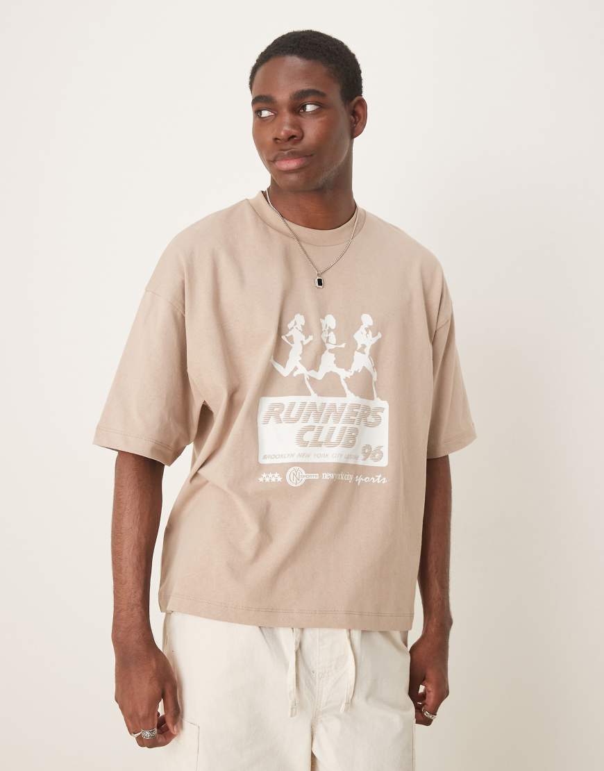 ASOS DESIGN - Kastiges Oversize-T-Shirt in Beige mit „Running Club"-Print-Neutral ASOS DESIGN - Kastiges Oversize-T-Shirt in Beige mit „Running Club"-Print-Neutral von ASOS DESIGN