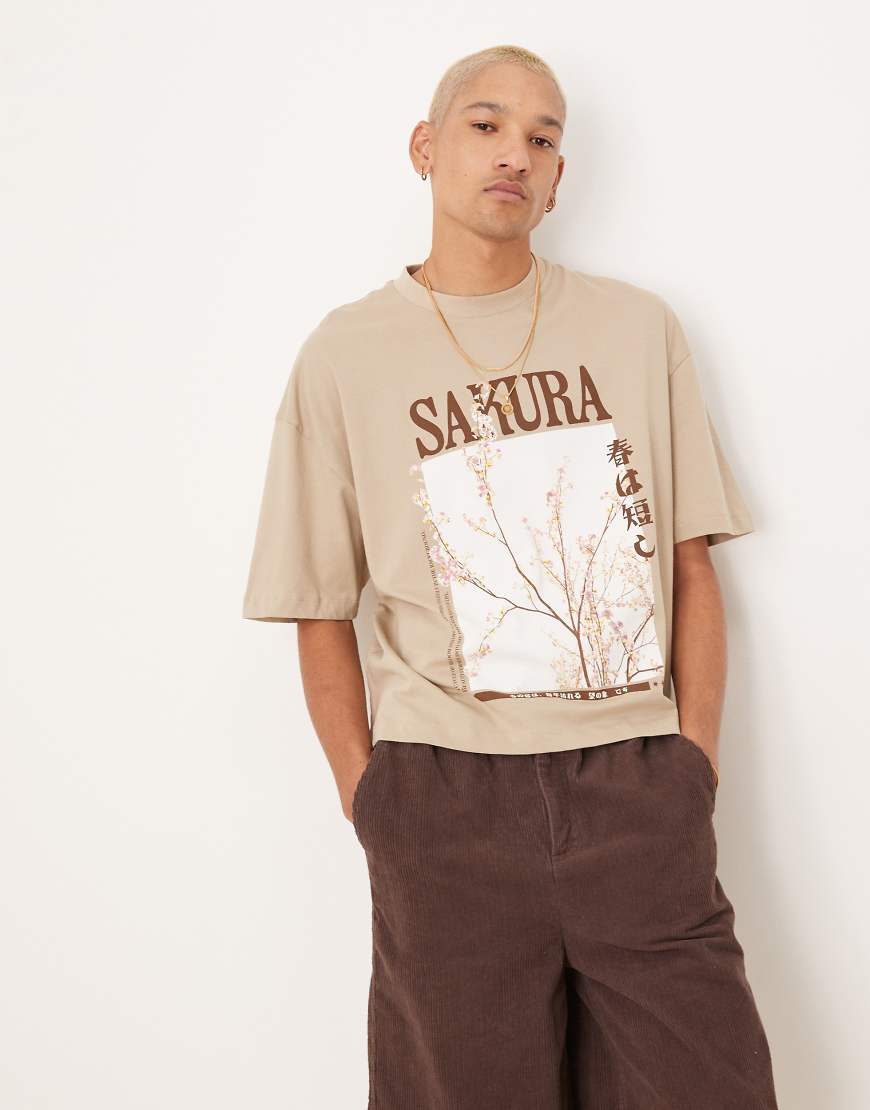 ASOS DESIGN - Kastiges Oversize-T-Shirt in Beige mit Grafikprint vorne-Braun ASOS DESIGN - Kastiges Oversize-T-Shirt in Beige mit Grafikprint vorne-Braun von ASOS DESIGN