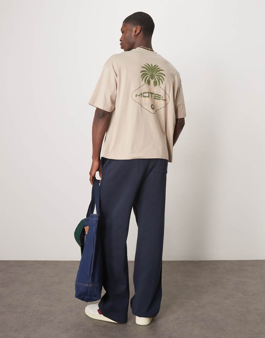ASOS DESIGN - Kastiges Oversize-T-Shirt in Beige mit Palmen-Grafikprint-Neutral ASOS DESIGN - Kastiges Oversize-T-Shirt in Beige mit Palmen-Grafikprint-Neutral von ASOS DESIGN
