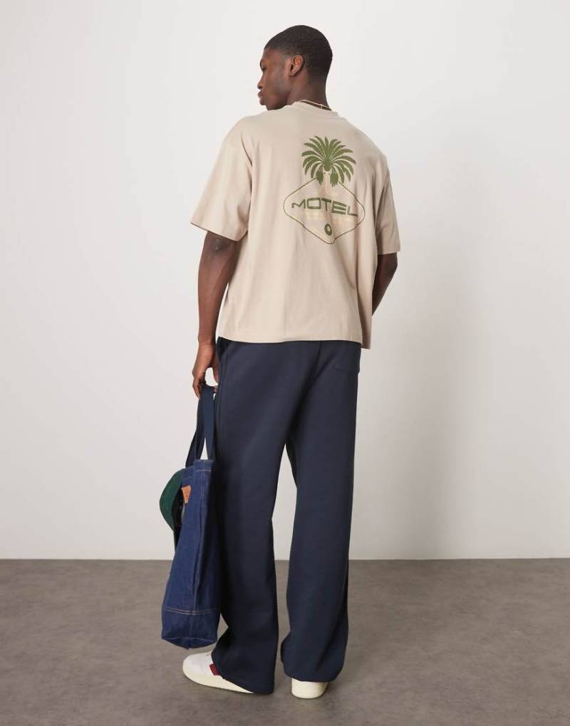 ASOS DESIGN - Kastiges Oversize-T-Shirt in Beige mit Palmen-Grafikprint-Neutral von ASOS DESIGN