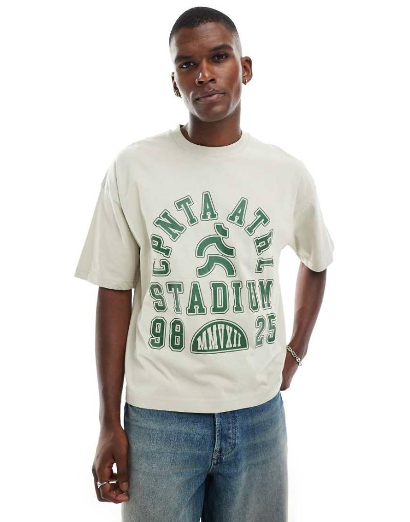 ASOS DESIGN - Kastiges Oversize-T-Shirt in Beige mit Sports-Grafikprint-Neutral von ASOS DESIGN