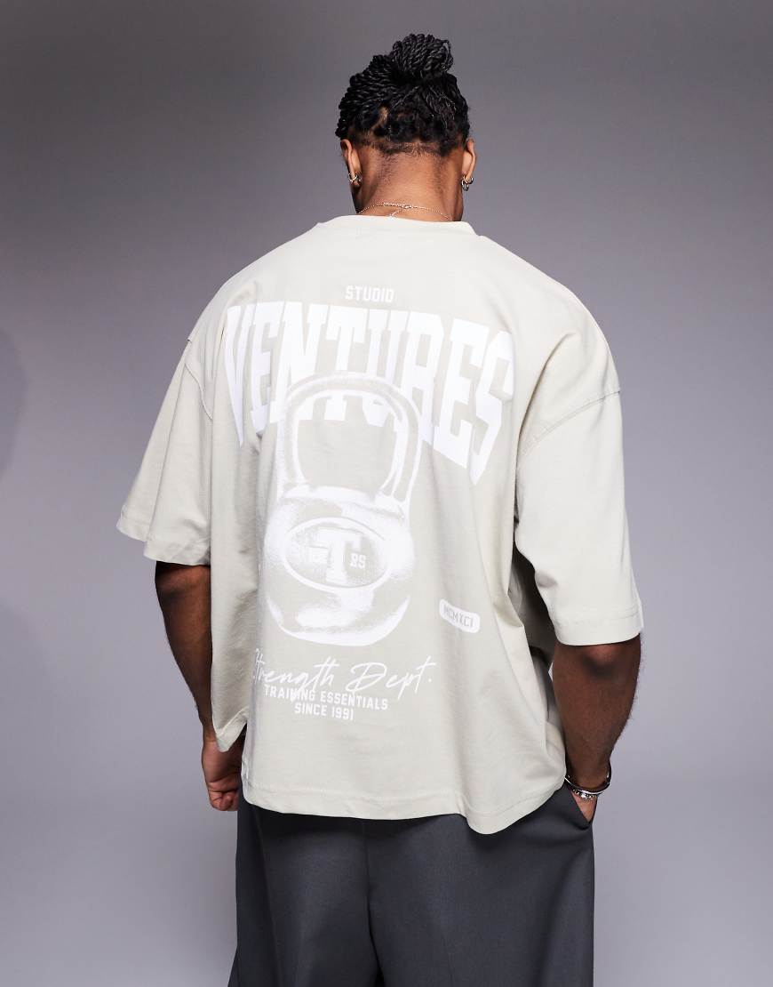 ASOS DESIGN - Kastiges Oversize-T-Shirt in Beige mit Sports-Grafikprint-Neutral von ASOS DESIGN