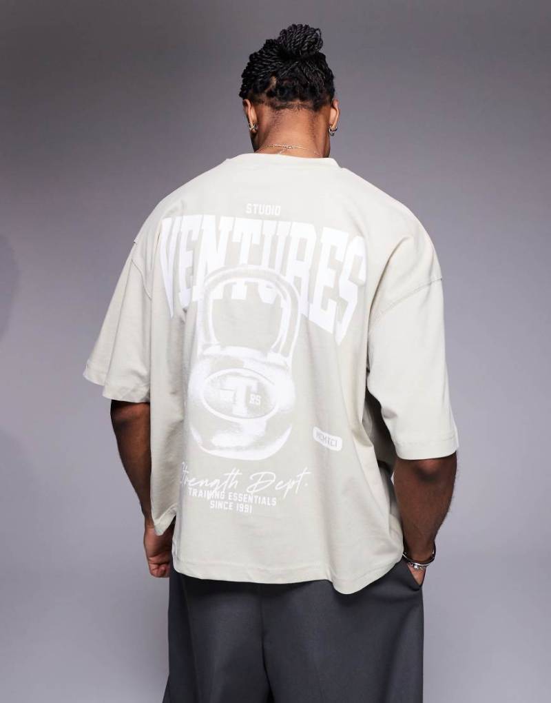 ASOS DESIGN - Kastiges Oversize-T-Shirt in Beige mit Sports-Grafikprint-Neutral von ASOS DESIGN