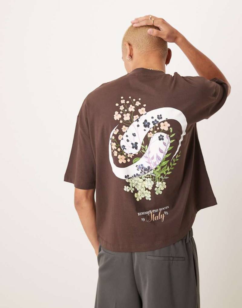 ASOS DESIGN - Kastiges Oversize-T-Shirt in Braun mit Blumen-Print-Grau von ASOS DESIGN
