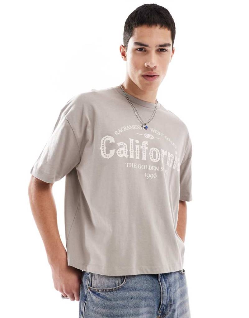 ASOS DESIGN - Kastiges Oversize-T-Shirt in Braun mit City-Print von ASOS DESIGN