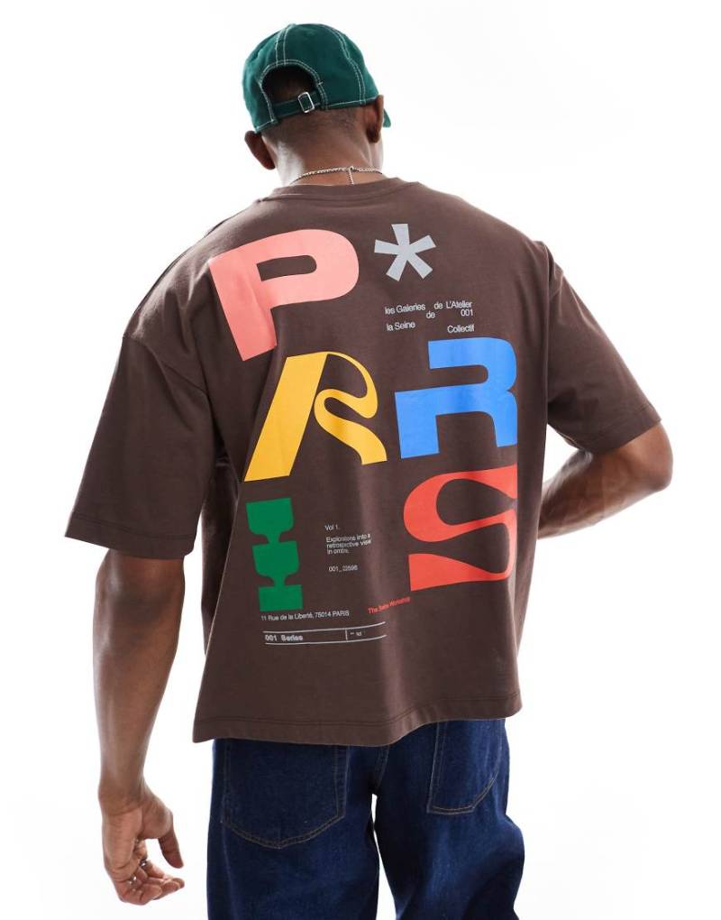 ASOS DESIGN - Kastiges Oversize-T-Shirt in Braun mit City-Print von ASOS DESIGN