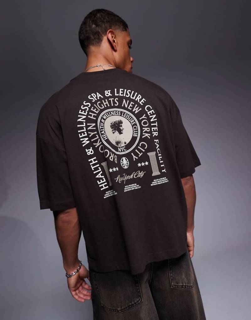 ASOS DESIGN - Kastiges Oversize-T-Shirt in Braun mit College-Grafiken von ASOS DESIGN