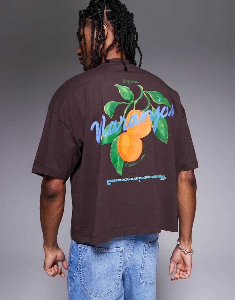 ASOS DESIGN - Kastiges Oversize-T-Shirt in Braun mit Print auf Vorder- und Rückseite von ASOS DESIGN