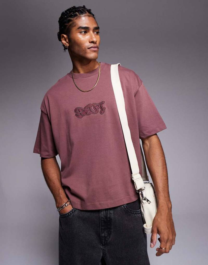 ASOS DESIGN - Kastiges Oversize-T-Shirt in Braun mit Schriftzug-Grafik von ASOS DESIGN