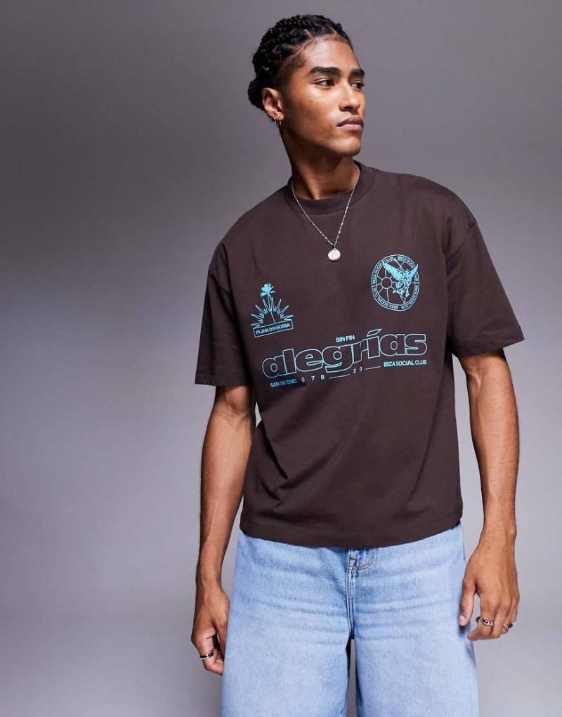 ASOS DESIGN - Kastiges Oversize-T-Shirt in Braun mit Sport-Grafikprint von ASOS DESIGN