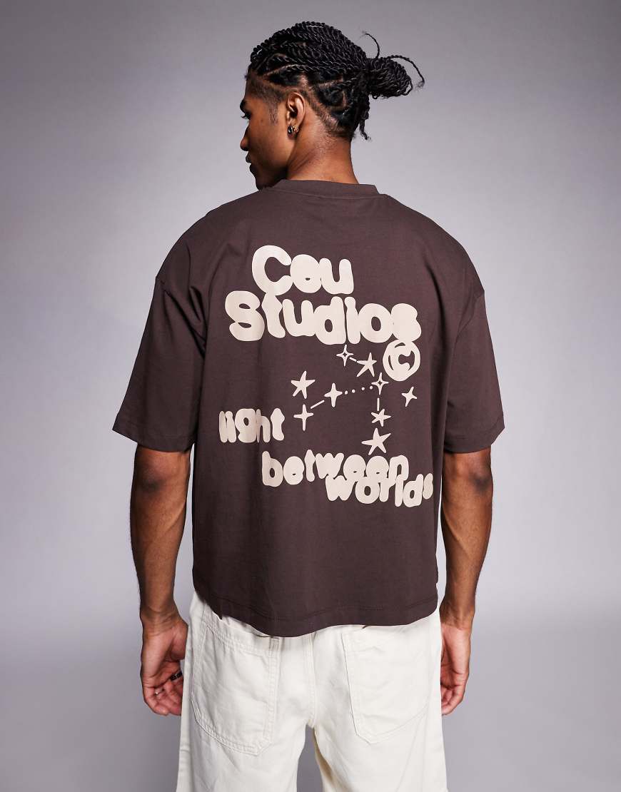 ASOS DESIGN - Kastiges Oversize-T-Shirt in Braun mit Textprint auf Vorder- und Rückseite ASOS DESIGN - Kastiges Oversize-T-Shirt in Braun mit Textprint auf Vorder- und Rückseite von ASOS DESIGN