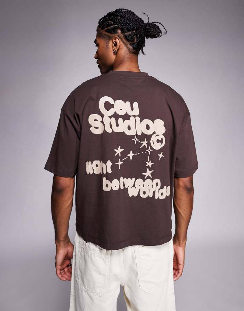 ASOS DESIGN - Kastiges Oversize-T-Shirt in Braun mit Textprint auf Vorder- und Rückseite von ASOS DESIGN