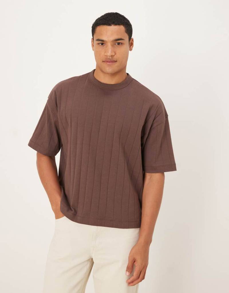 ASOS DESIGN - Kastiges Oversize-T-Shirt in geripptem Braun ASOS DESIGN - Kastiges Oversize-T-Shirt in geripptem Braun von ASOS DESIGN