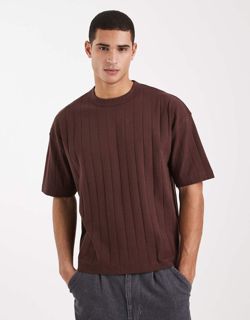 ASOS DESIGN - Kastiges Oversize-T-Shirt in Braun mit Rippenstruktur von ASOS DESIGN