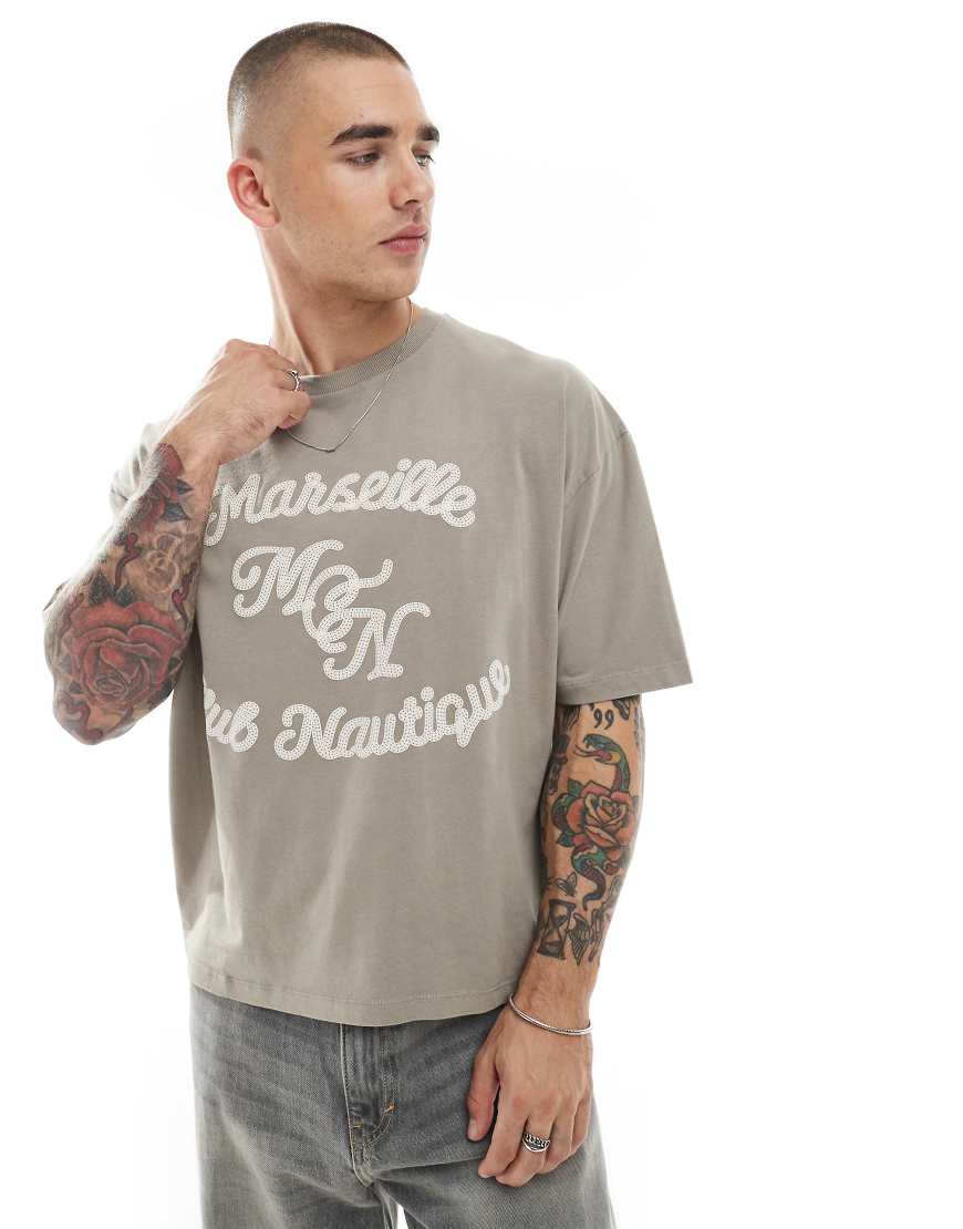 ASOS DESIGN - Kastiges Oversize-T-Shirt in Braun mit plastischem Textprint ASOS DESIGN - Kastiges Oversize-T-Shirt in Braun mit plastischem Textprint von ASOS DESIGN