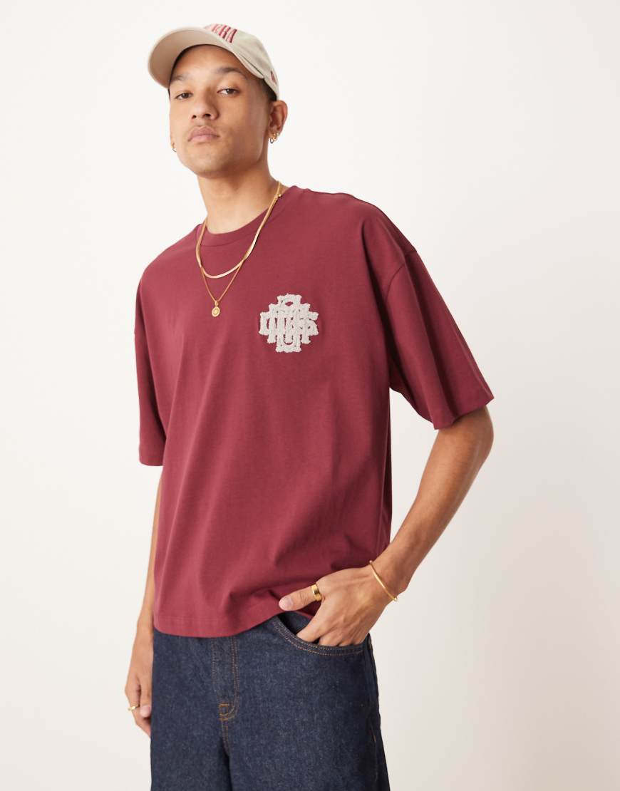 ASOS DESIGN - Kastiges Oversize-T-Shirt in Burgunderrot mit Brustapplikation ASOS DESIGN - Kastiges Oversize-T-Shirt in Burgunderrot mit Brustapplikation von ASOS DESIGN