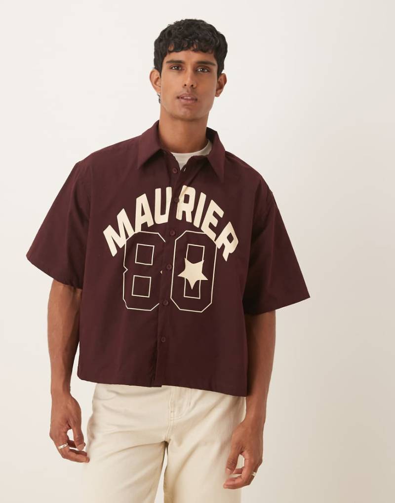 ASOS DESIGN - Kastiges Oversize-T-Shirt in Burgunderrot mit Print vorne von ASOS DESIGN