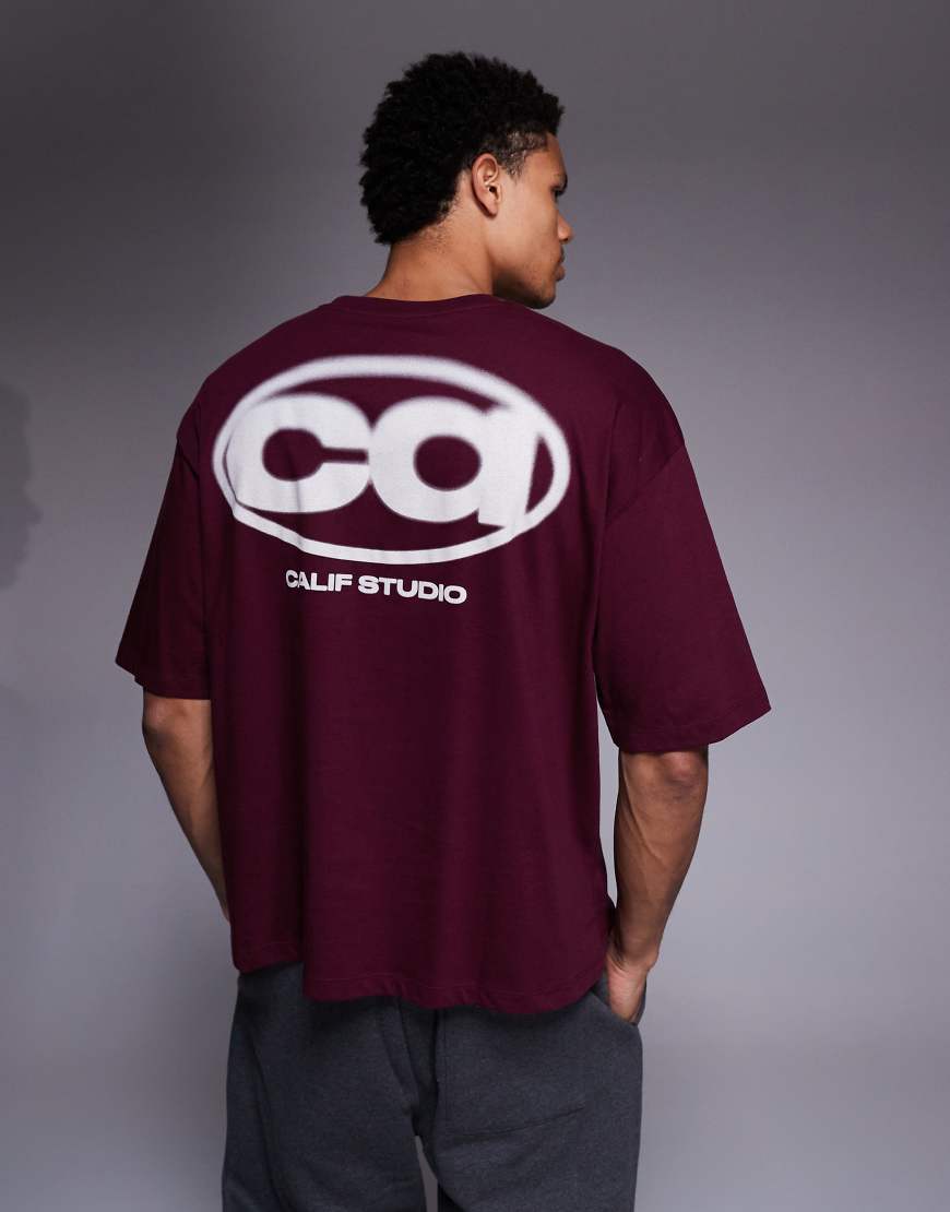 ASOS DESIGN - Kastiges Oversize-T-Shirt in Burgunderrot mit Street-Print von ASOS DESIGN