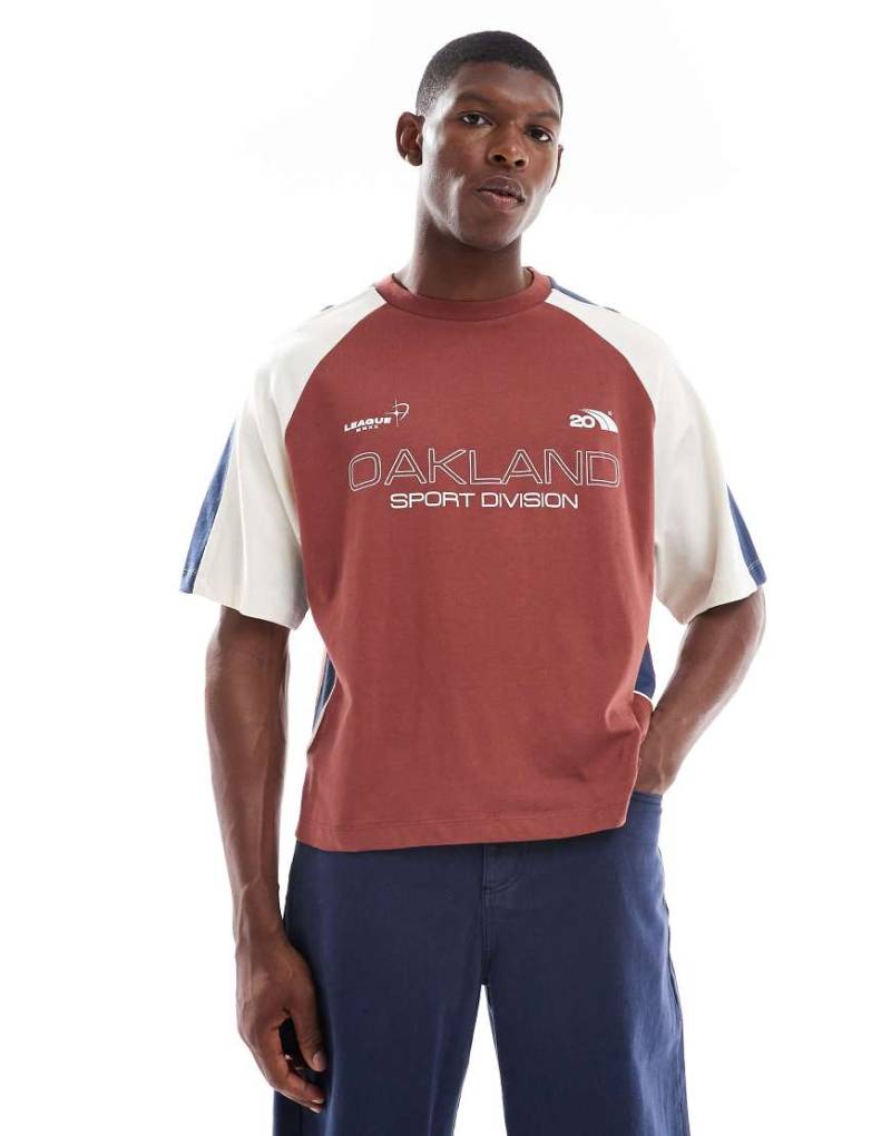 ASOS DESIGN - Kastiges Oversize-T-Shirt in Burgunderrot mit abgenähten Einsätzen und Sport-Prints-Bunt von ASOS DESIGN