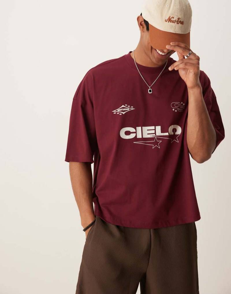 ASOS DESIGN - Kastiges Oversize-T-Shirt in Burgunderrot mit überschnittenen Schultern und Print von ASOS DESIGN