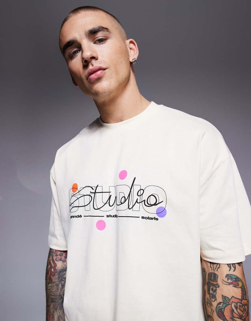 ASOS DESIGN - Kastiges Oversize-T-Shirt in Buttermilchgelb mit plastischer Textgrafik-Weiß ASOS DESIGN - Kastiges Oversize-T-Shirt in Buttermilchgelb mit plastischer Textgrafik-Weiß von ASOS DESIGN