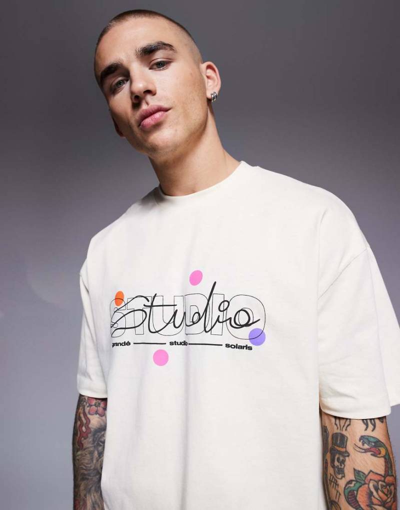 ASOS DESIGN - Kastiges Oversize-T-Shirt in Buttermilchgelb mit plastischer Textgrafik-Weiß von ASOS DESIGN