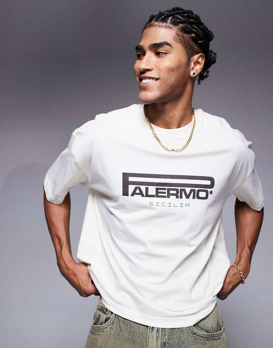 ASOS DESIGN - Kastiges Oversize-T-Shirt in Creme mit City-Textgrafik-Weiß ASOS DESIGN - Kastiges Oversize-T-Shirt in Creme mit City-Textgrafik-Weiß von ASOS DESIGN