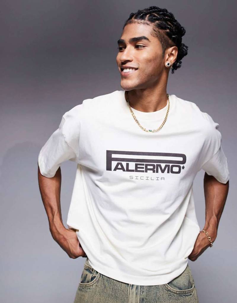ASOS DESIGN - Kastiges Oversize-T-Shirt in Creme mit City-Textgrafik-Weiß von ASOS DESIGN