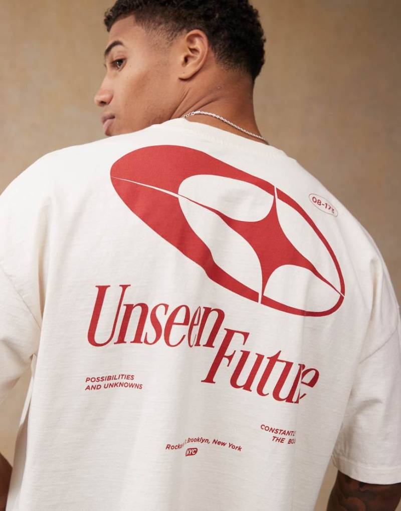 ASOS DESIGN - Kastig geschnittenes Oversize-T-Shirt aus schwerem Stoff in Creme mit Rückenprint und tief angesetzter Schulter-Weiß von ASOS DESIGN