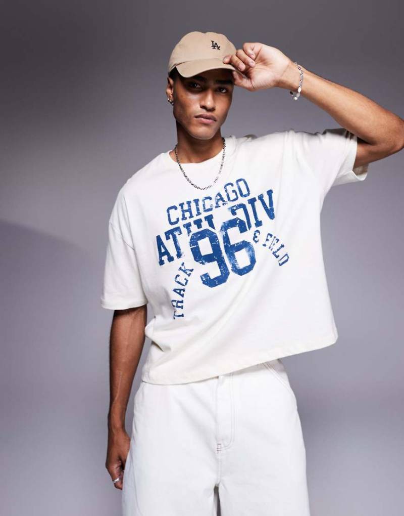 ASOS DESIGN - Kastiges Oversize-T-Shirt in Creme mit Sport-Grafikprint-Weiß von ASOS DESIGN