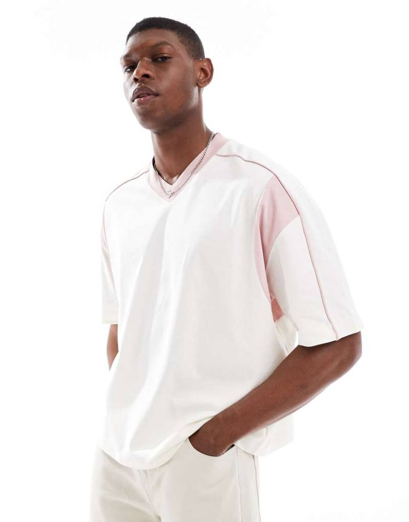 ASOS DESIGN - Kastiges Oversize-T-Shirt in Creme mit V-Ausschnitt und kontrastierendem Einsatz-Weiß von ASOS DESIGN