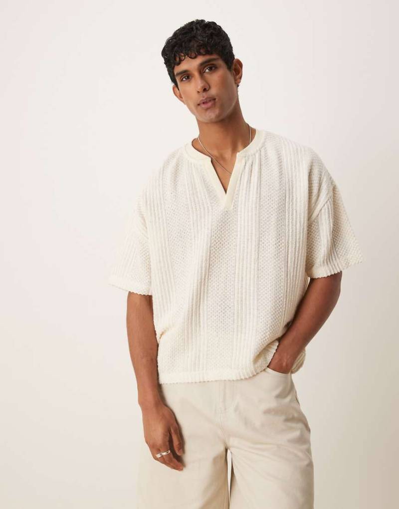 ASOS DESIGN - Kastiges Oversize-T-Shirt in Creme mit überschnittenen Schultern, V-Ausschnitt und Strukturmuster-Weiß von ASOS DESIGN
