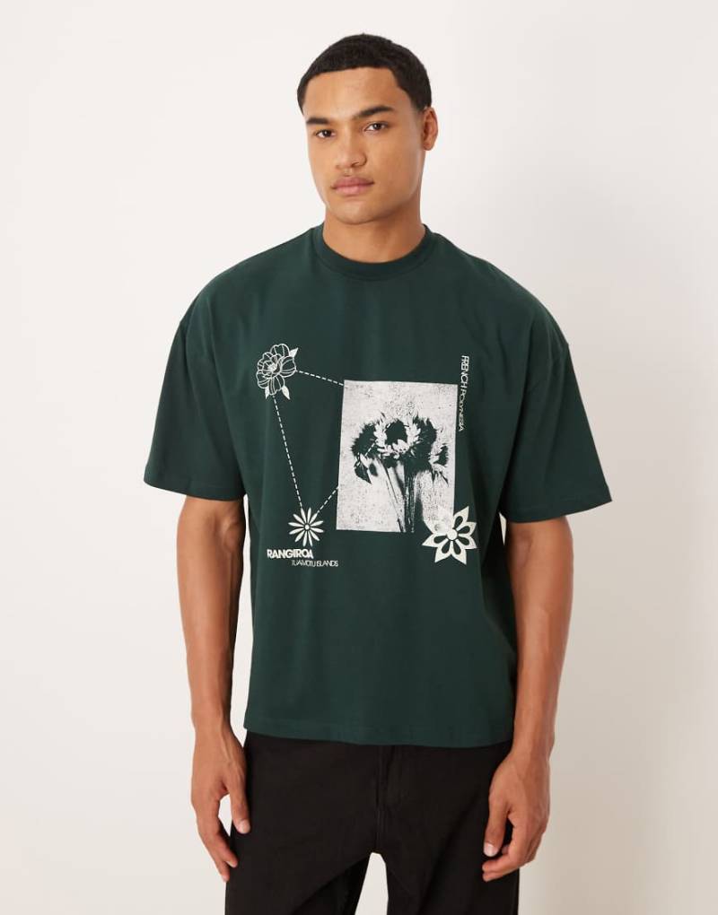 ASOS DESIGN - Kastiges Oversize-T-Shirt in Dunkelgrün mit Blumenprint von ASOS DESIGN