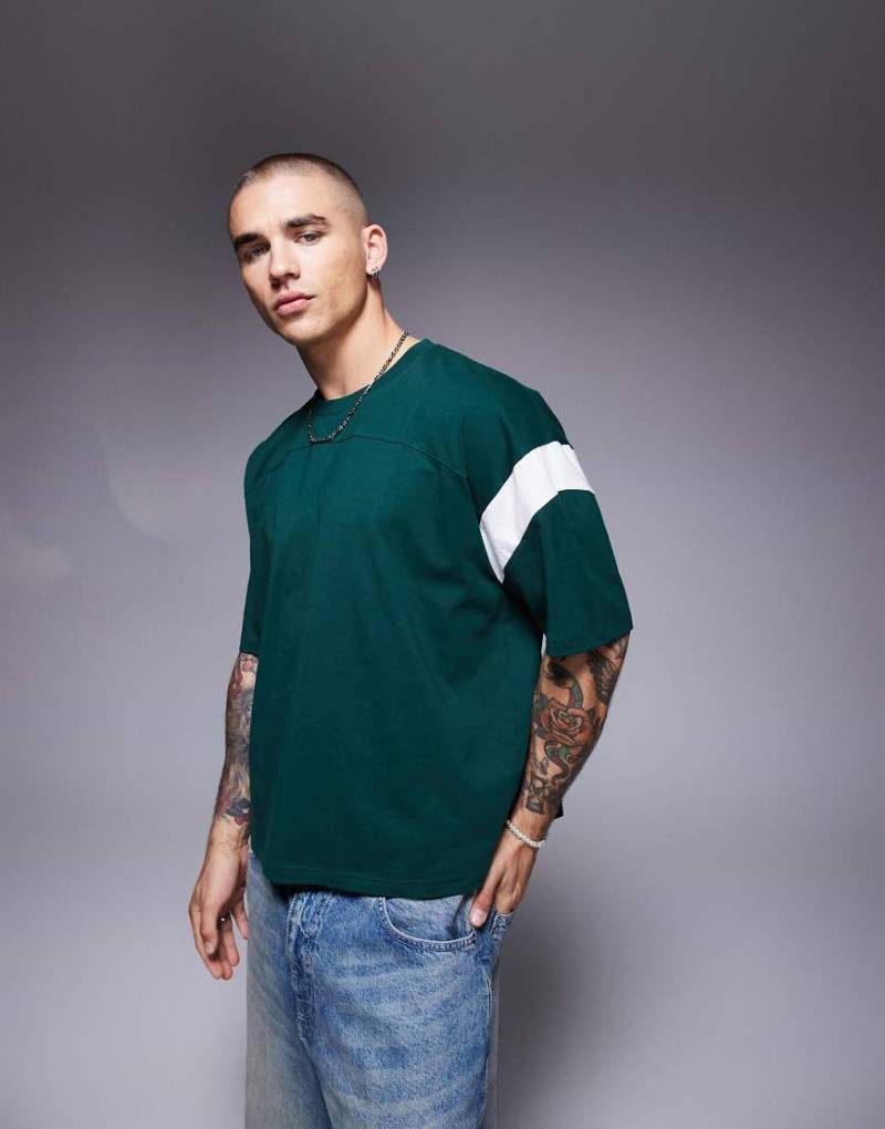 ASOS DESIGN - Kastiges Oversize-T-Shirt in Dunkelgrün mit Kontrast-Detail von ASOS DESIGN