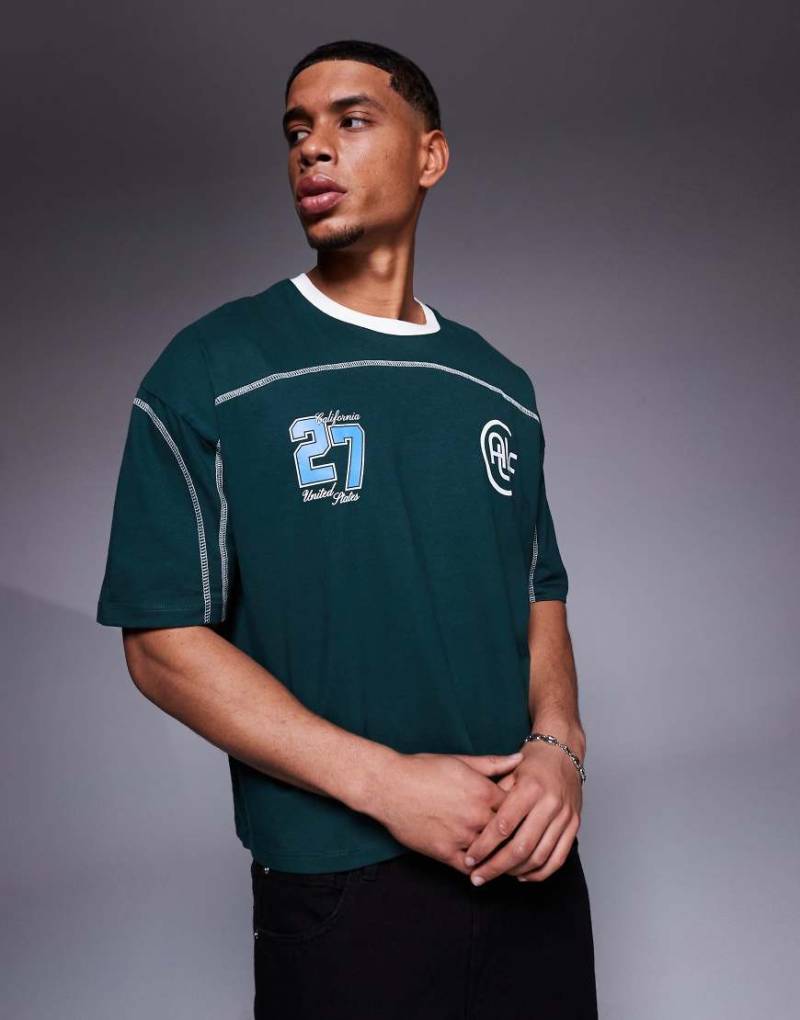 ASOS DESIGN - Kastiges Oversize-T-Shirt in Dunkelgrün mit Paspelierung und Sportgrafik von ASOS DESIGN