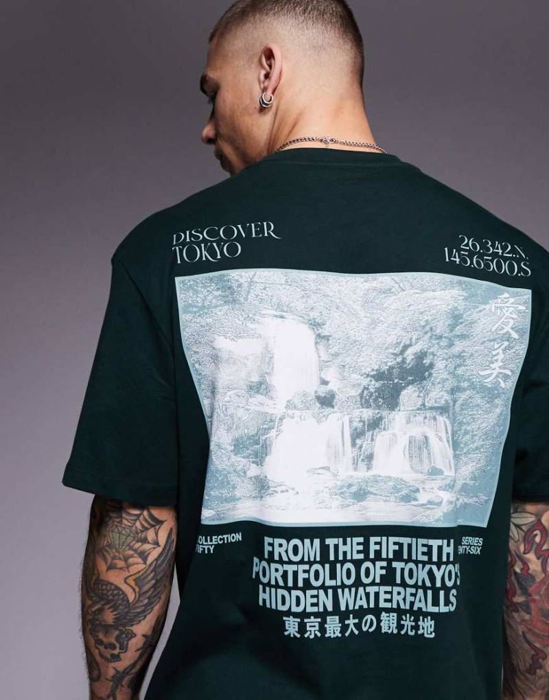 ASOS DESIGN - Kastiges Oversize-T-Shirt in Dunkelgrün mit Wasserfall-Print von ASOS DESIGN