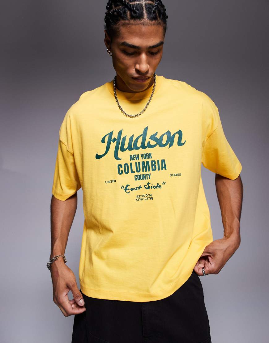 ASOS DESIGN - Kastiges Oversize-T-Shirt in Gelb mit City-Print von ASOS DESIGN