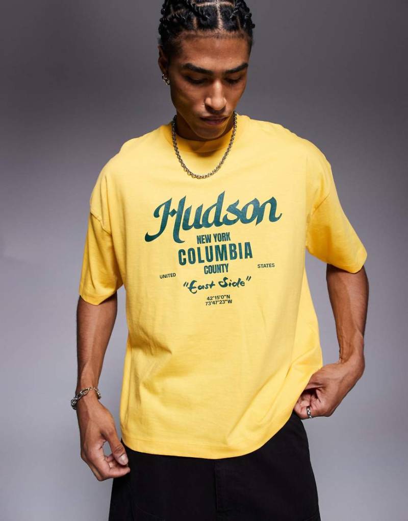 ASOS DESIGN - Kastiges Oversize-T-Shirt in Gelb mit City-Print von ASOS DESIGN