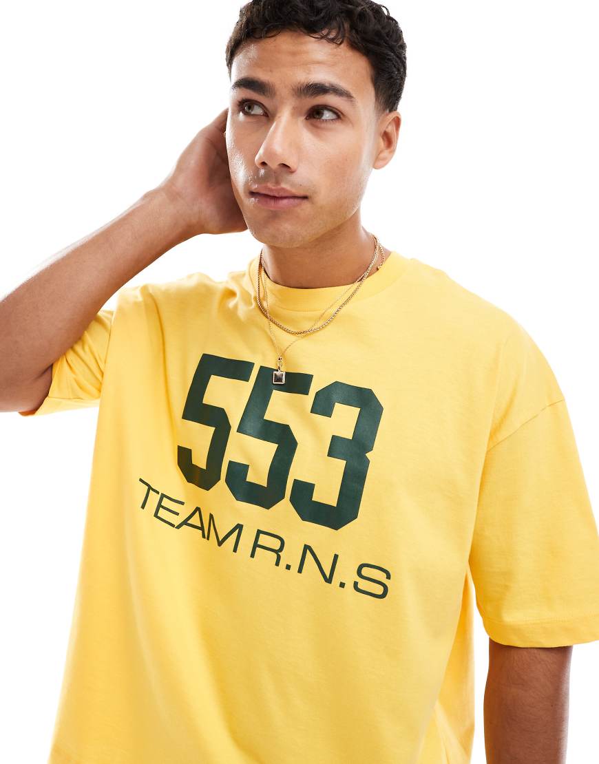ASOS DESIGN - Kastiges Oversize-T-Shirt in Gelb mit Grafikprint ASOS DESIGN - Kastiges Oversize-T-Shirt in Gelb mit Grafikprint von ASOS DESIGN