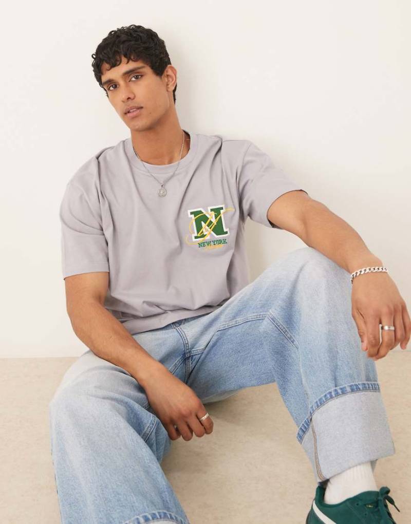 ASOS DESIGN - Kastiges Oversize-T-Shirt in Grau mit Brust-Stickerei von ASOS DESIGN