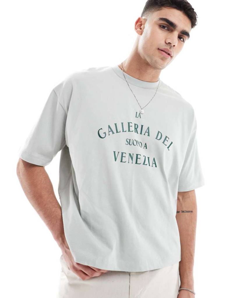 ASOS DESIGN - Kastiges Oversize-T-Shirt in Grau mit City-Print-Grün von ASOS DESIGN