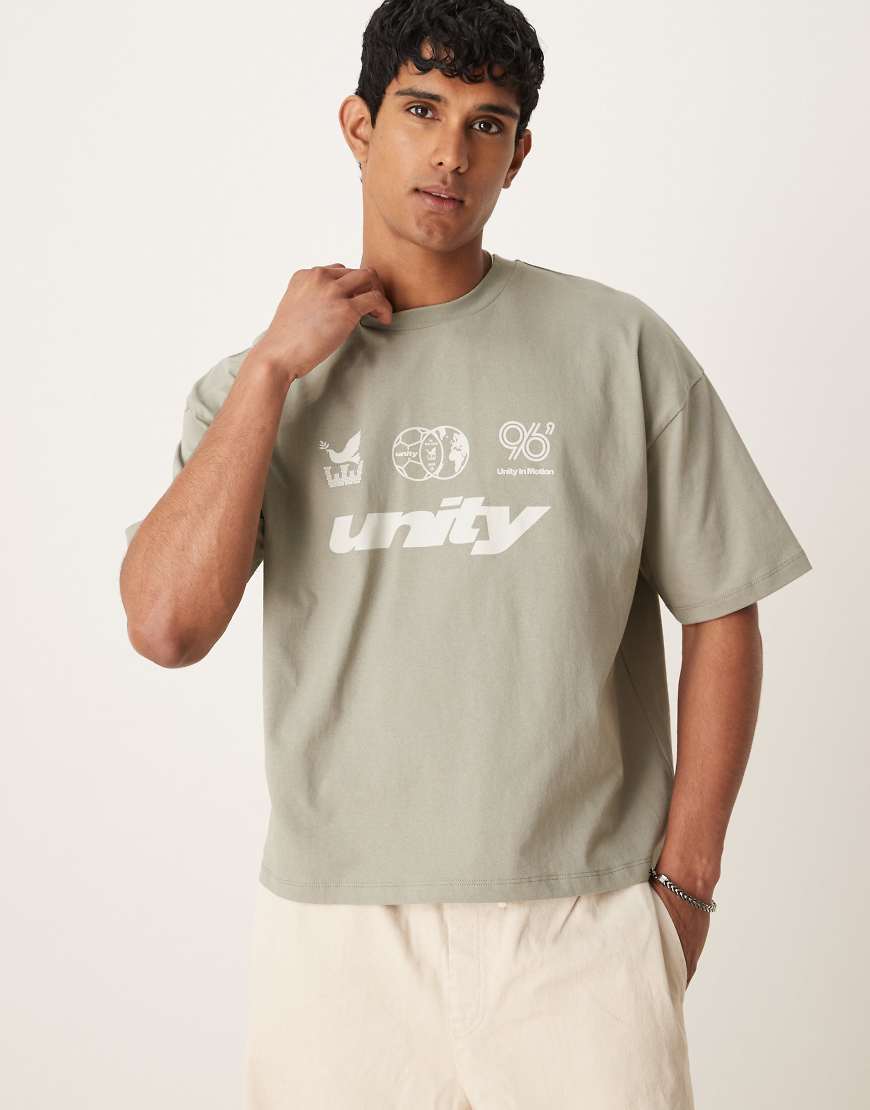 ASOS DESIGN - Kastiges Oversize-T-Shirt in Graugrün mit Grafikprint vorne auf Brusthöhe von ASOS DESIGN