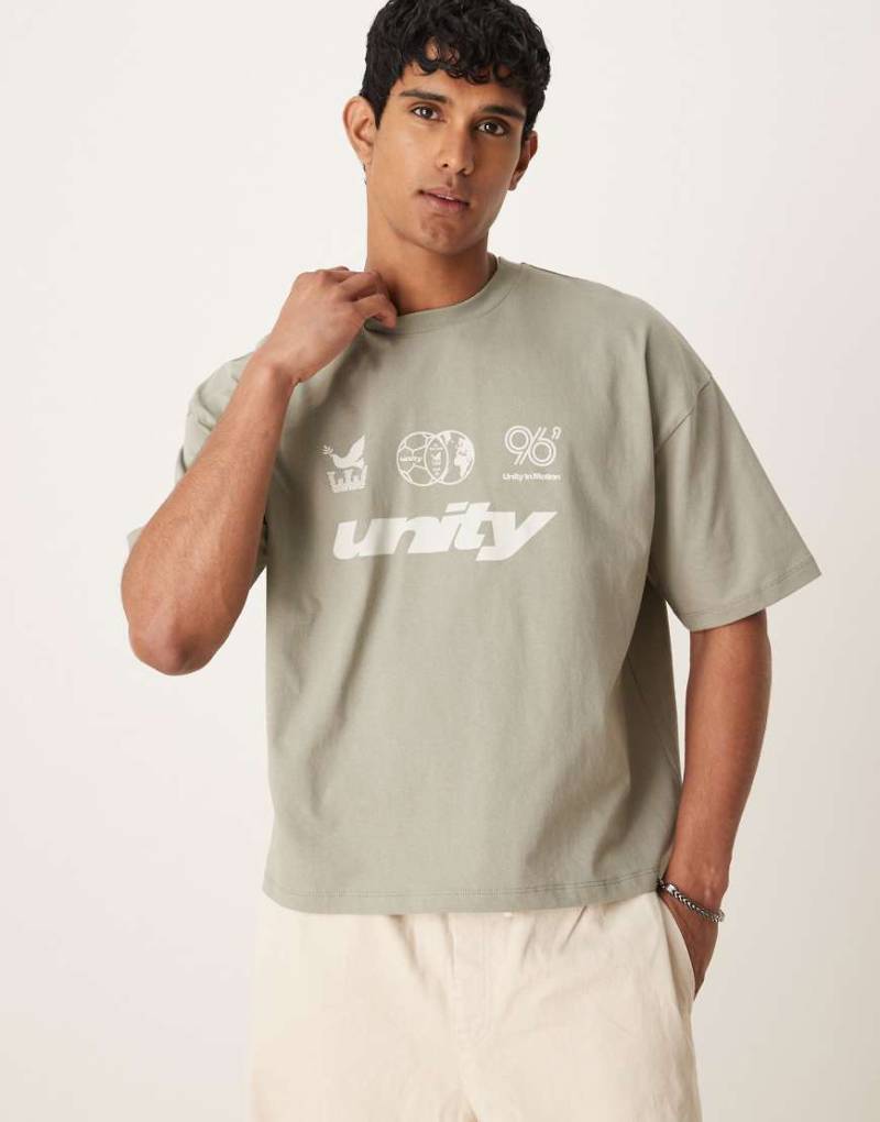 ASOS DESIGN - Kastiges Oversize-T-Shirt in Graugrün mit Grafikprint vorne auf Brusthöhe von ASOS DESIGN