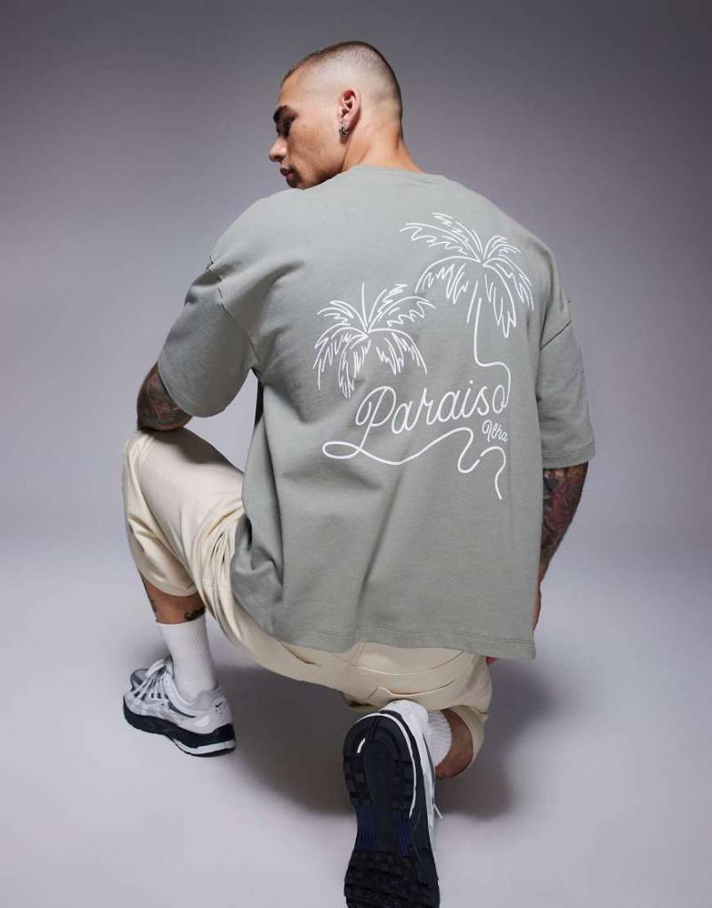 ASOS DESIGN - Kastiges Oversize-T-Shirt in Graugrün mit Palmen-Grafikprint von ASOS DESIGN