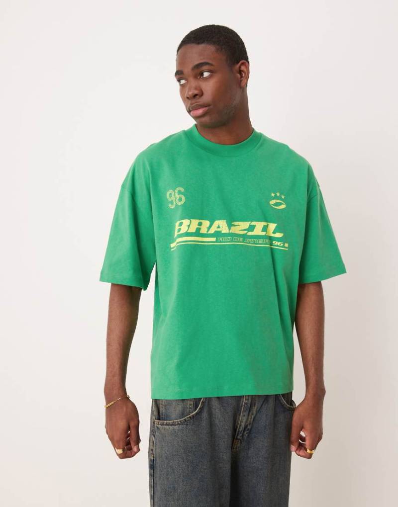 ASOS DESIGN - Kastiges Oversize-T-Shirt in Grün mit „Brazil Sport"-Grafikprint von ASOS DESIGN