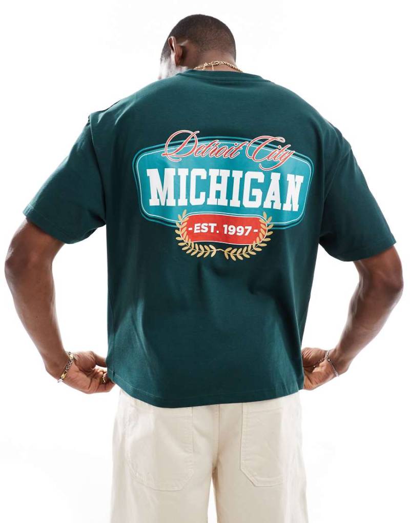 ASOS DESIGN - Kastiges Oversize-T-Shirt in Grün mit City-Print von ASOS DESIGN