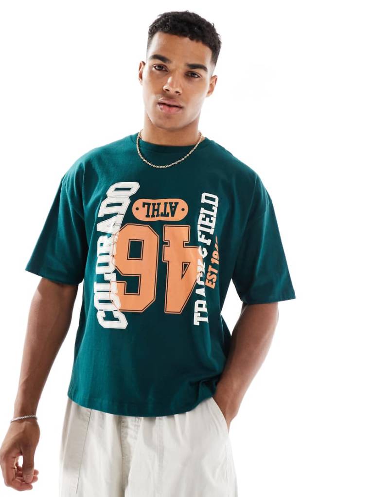 ASOS DESIGN - Kastiges Oversize-T-Shirt in Grün mit College-Grafiken von ASOS DESIGN