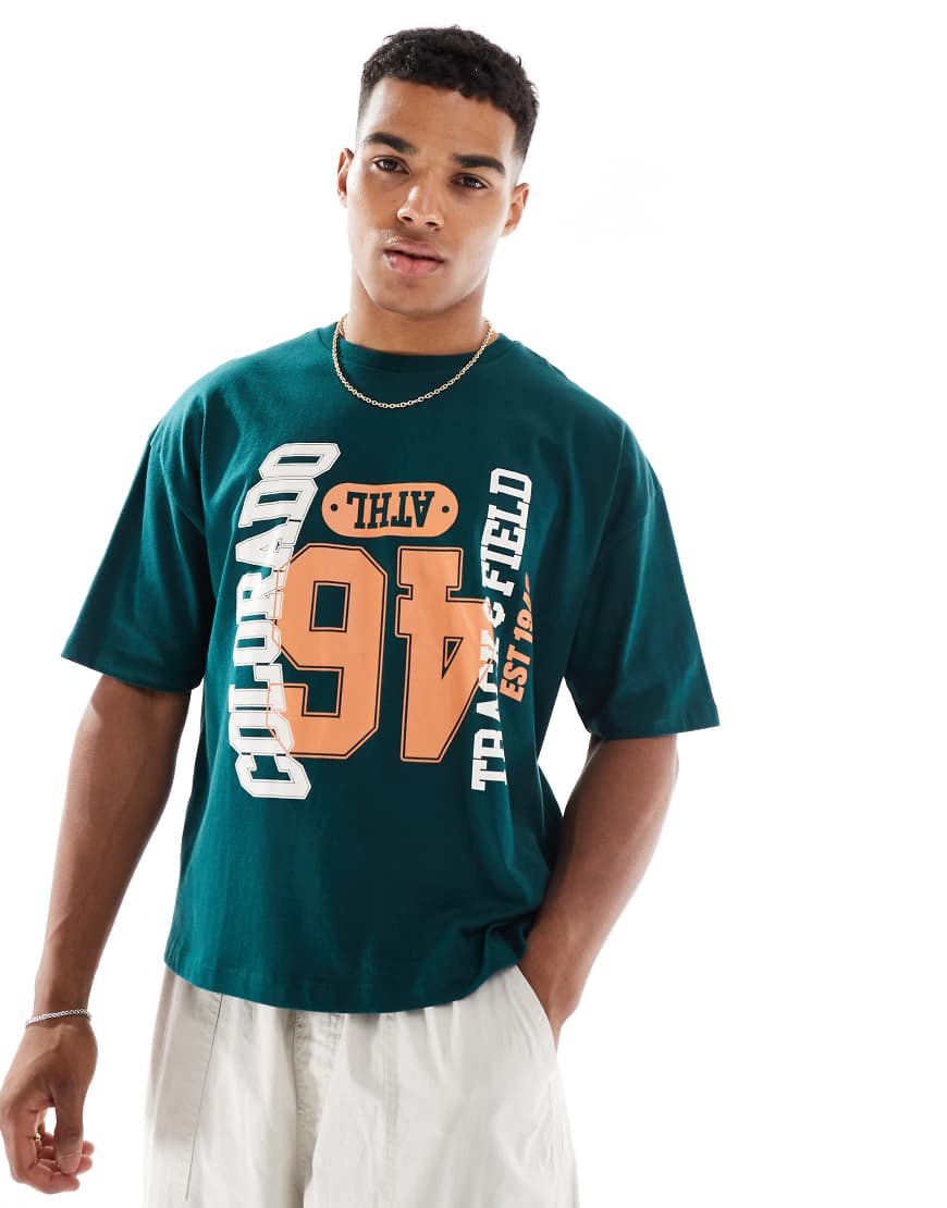 ASOS DESIGN - Kastiges Oversize-T-Shirt in Grün mit College-Grafiken von ASOS DESIGN