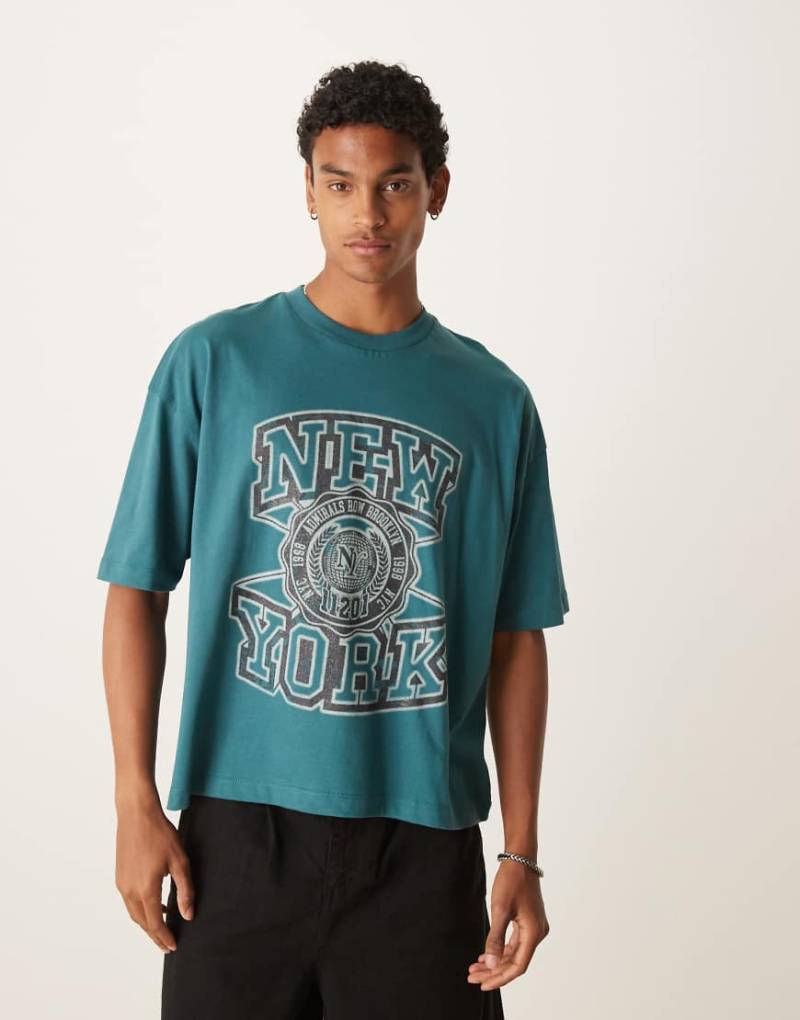 ASOS DESIGN - Kastiges Oversize-T-Shirt in Grün mit New York-Grafik von ASOS DESIGN